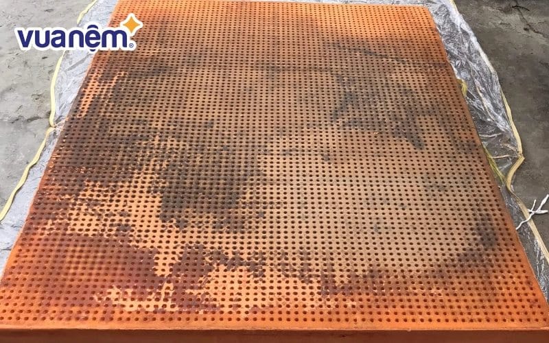 Nhiệt độ từ bàn ủi, máy sấy…sẽ khiến nệm cao su bị đen theo thời gian