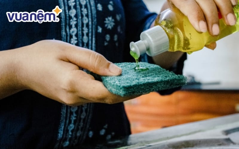 Công thức của nước rửa chén luôn chứa thành phần tẩy rửa và mùi hương dễ chịu