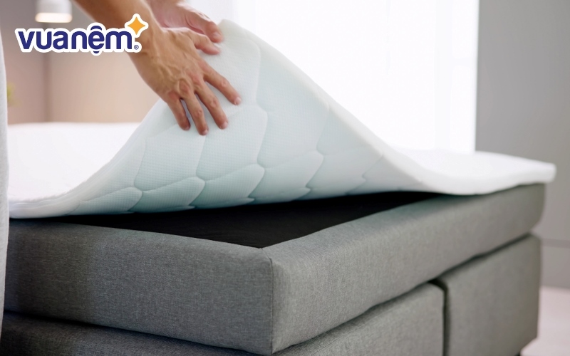 Khi nệm cao su bị cứng và không thể tìm ra cách phục hồi nệm cao su, bạn có thể đặt lớp topper mềm mại lên nệm