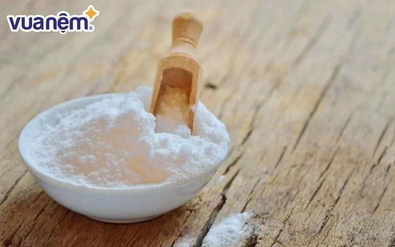 Rải baking soda tại các khe hở rệp có thể xuất hiện