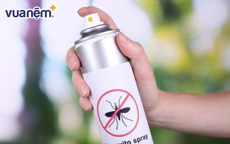 Sử dụng thuốc xịt côn trùng để trị rệp giường
