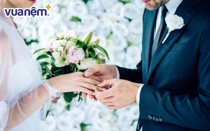 Sau khi thủ tục rước dâu kết thúc, cô dâu chú rể sẽ thực hiện các nghi lễ trong tiệc cưới
