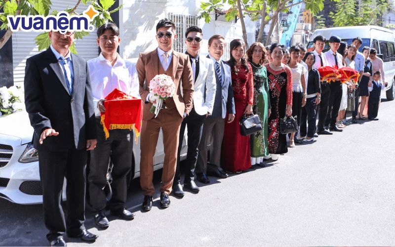 Nhà trai sẽ xếp đội hình trước sau đó tiến tới nhà gái để bắt đầu buổi lễ