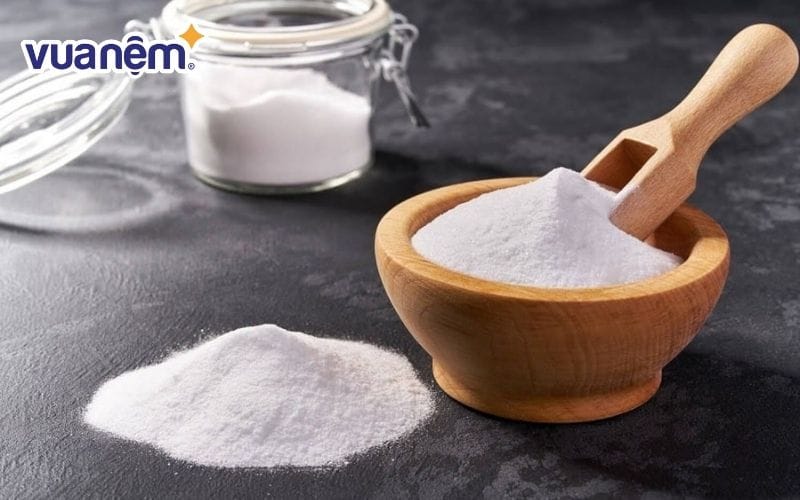 Sử dụng bột baking soda để loại bỏ vết ố vàng trên ruột gối