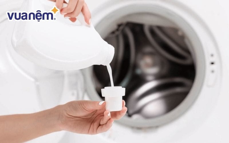 Sử dụng nước giặt chuyên dụng để loại bỏ tình trạng ruột gối ố vàng