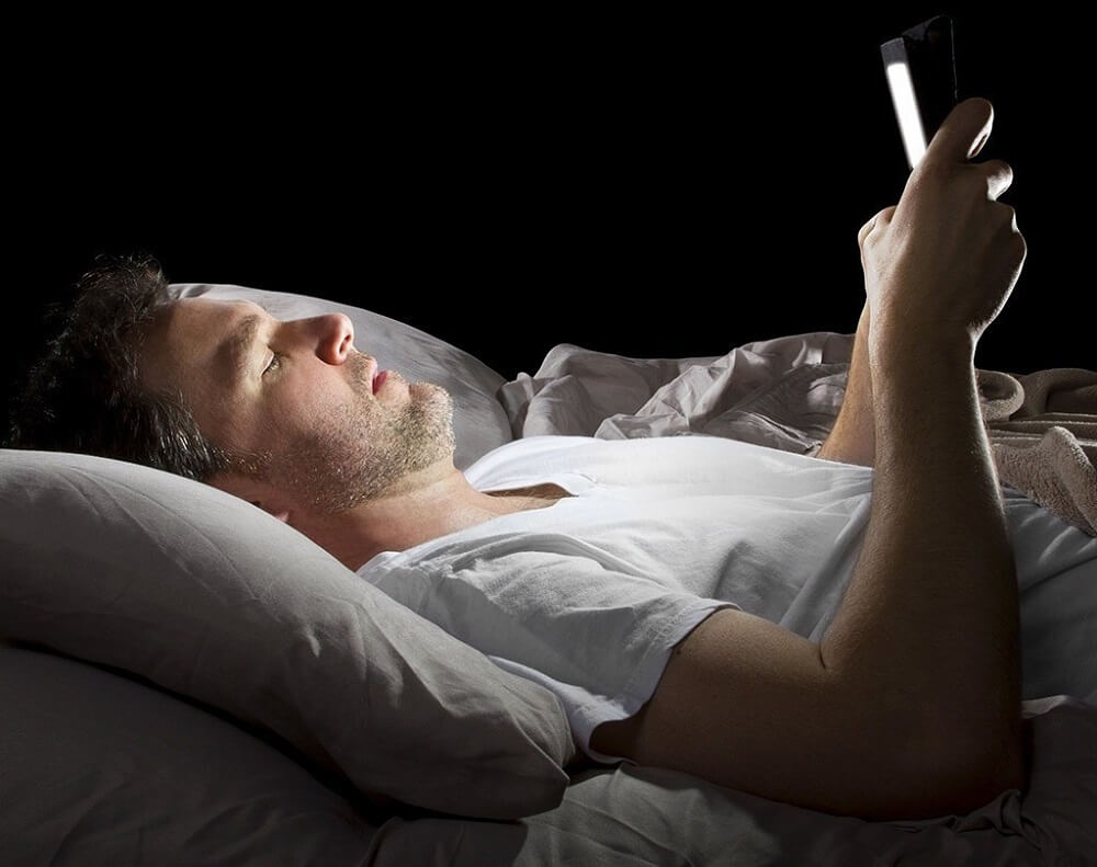 thói quen lướt điện thoại trước lúc ngủ