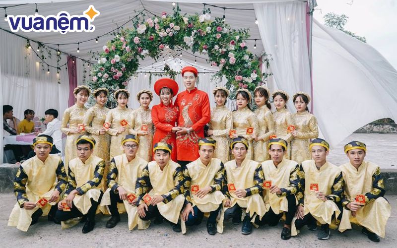 Đội bê tráp thực hiện các nghi thức lễ cưới ở nhà gái trong ngày ăn hỏi