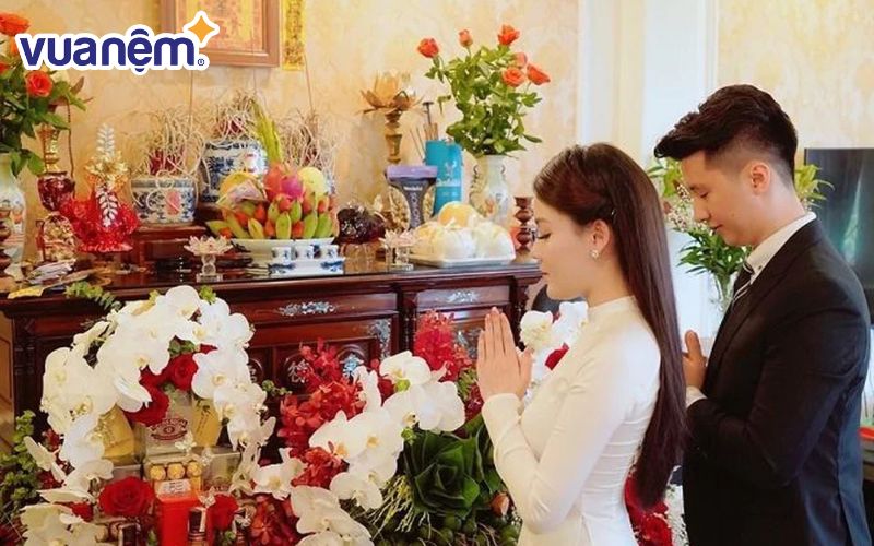 Cô dâu chú rể cùng thực hiện các nghi thức lễ cưới ở nhà gái