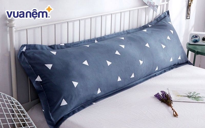 Gối đôi dài được thiết kế để sử dụng cố định, cho hai người nằm chung