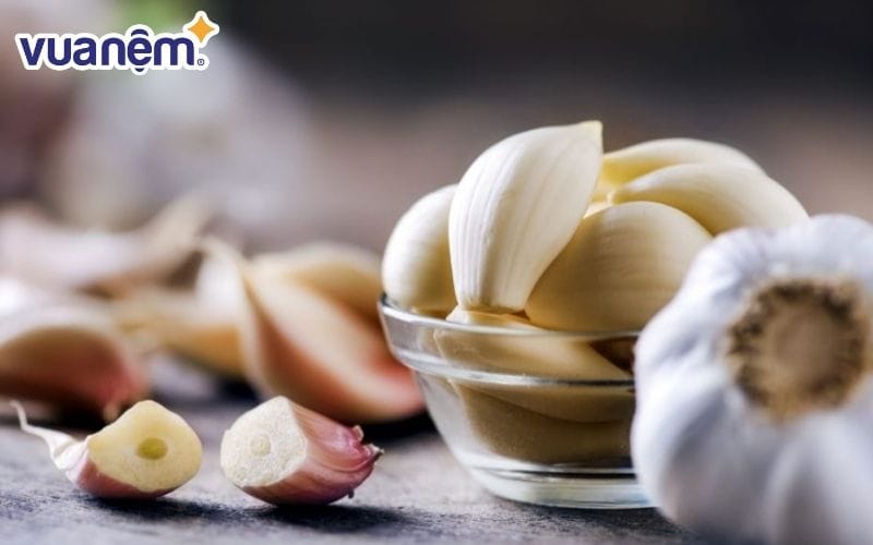 Đặt tỏi dưới gối, đầu giường khi ngủ mang lại lợi ích gì?