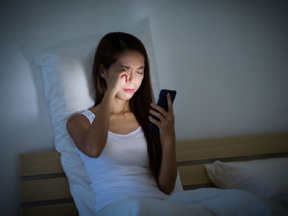 dùng điện thoại trước khi ngủ
