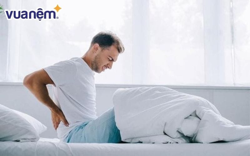 Đau lưng là tình trạng thường gặp khi sử dụng đệm kém chất lượng