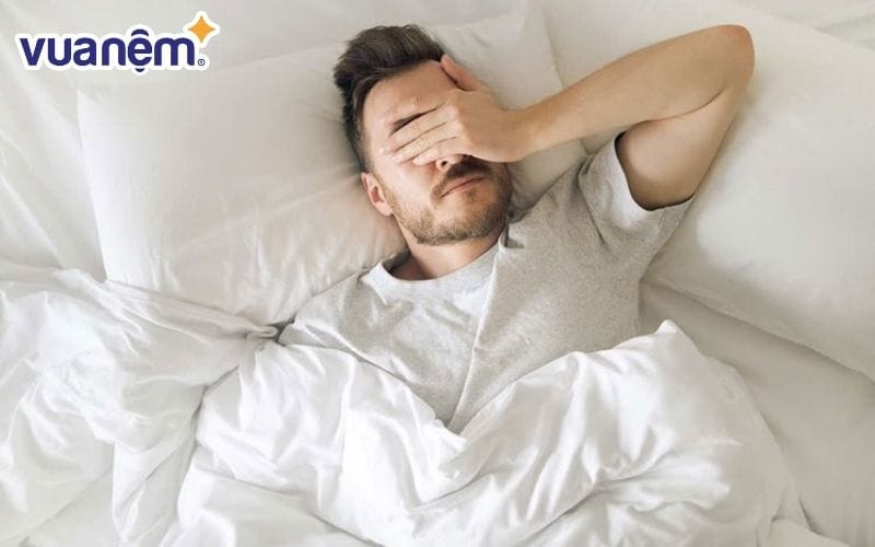 Sử dụng nệm kém chất lượng khiến giấc ngủ không trọn vẹn, bạn sẽ cảm thấy mệt mỏi vào ban ngày