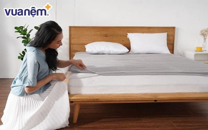 Hàng ngàn lỗ thông khí giúp gió được lưu thông không gây nóng và hầm bí