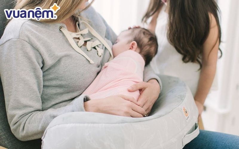Gối cho bé bú có nhiều công dụng