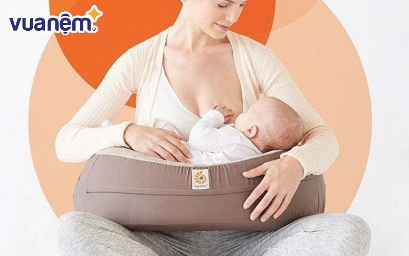 Lựa chọn một chiếc gối cho bé bú vừa đủ lớn với cơ thể con