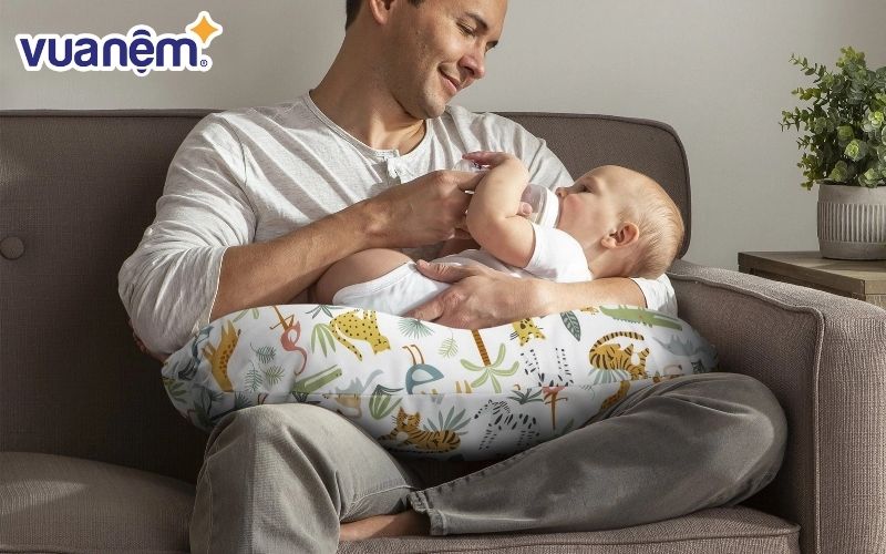 Gối cho bé bú tốt không chỉ cần phù hợp với con mà còn phải vừa vặn với cơ thể của mẹ