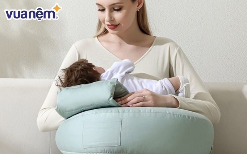 Ba mẹ cần biết cách sử dụng gối cho em bé bú