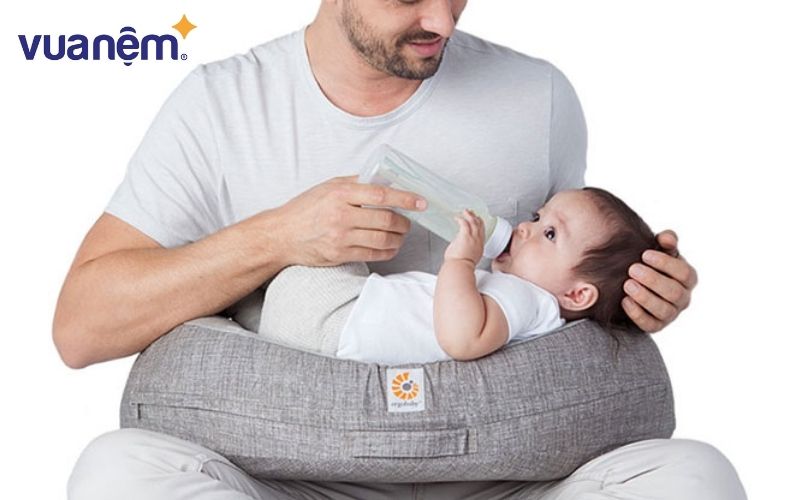 Gối hỗ trợ cho bé bú Ergobaby