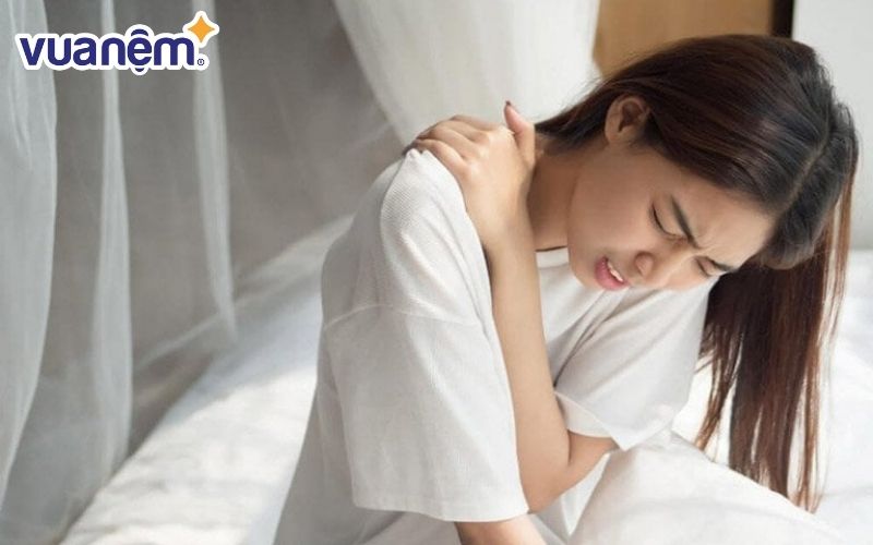 Ngủ không dùng gối có thể bị đau cổ vai gáy