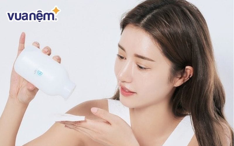 Chị em phụ nữ nên tẩy trang sạch sẽ để đảm bảo giấc ngủ của phái đẹp