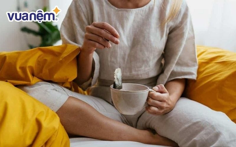 Dùng trà thảo mộc trước khi ngủ để cơ thể thư giãn và dễ đi vào giấc ngủ