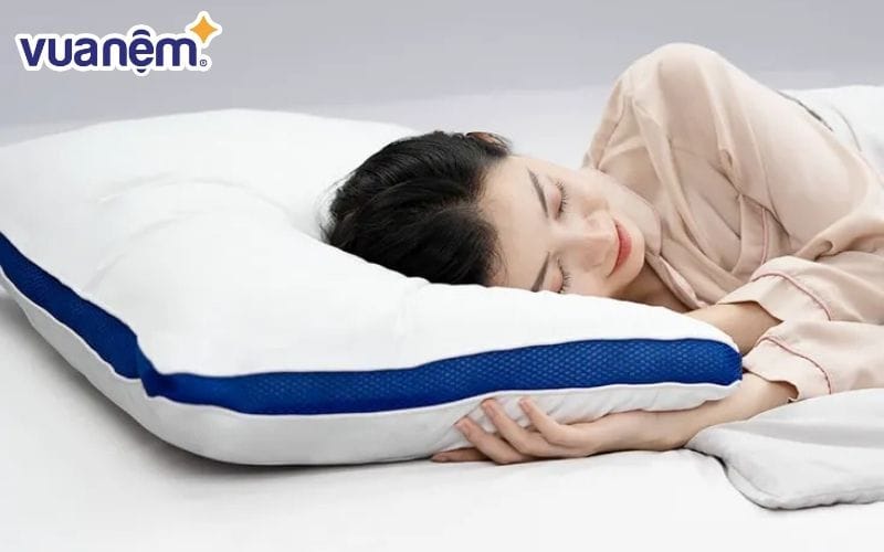 Doona Microfiber là lựa chọn hợp lý nếu bạn muốn một chiếc gối mềm dịu nhưng vẫn đảm bảo sự nâng đỡ vừa phải.