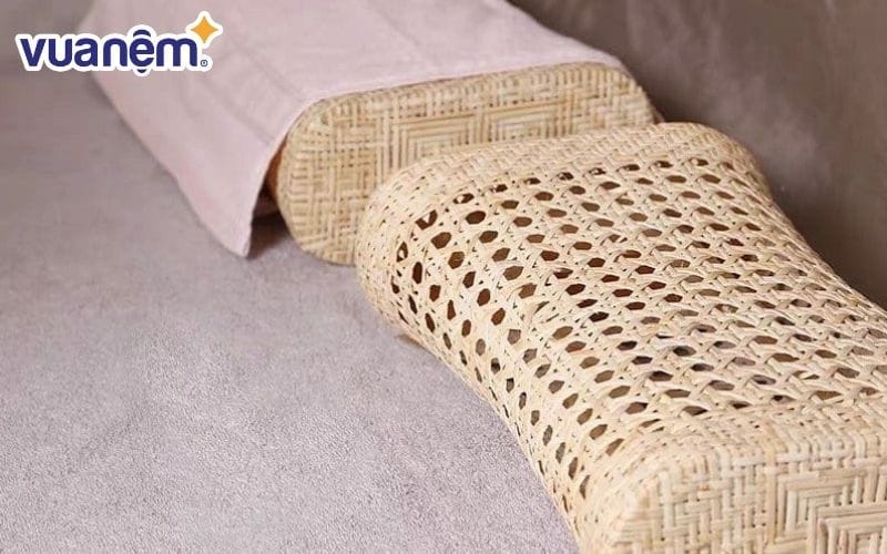 Những sợi mây đan vào nhau tạo thành gối mây