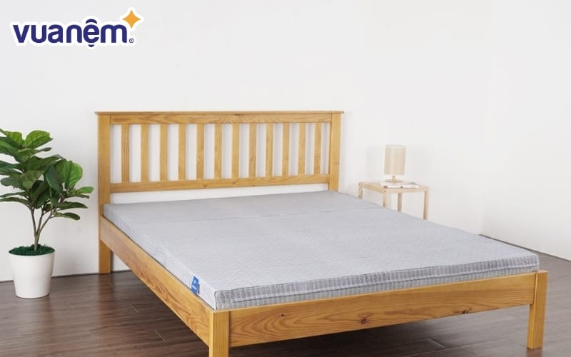 Nệm bông ép có cấu tạo lõi là các sợi Polyester (bông xơ) và được ép cách nhiệt