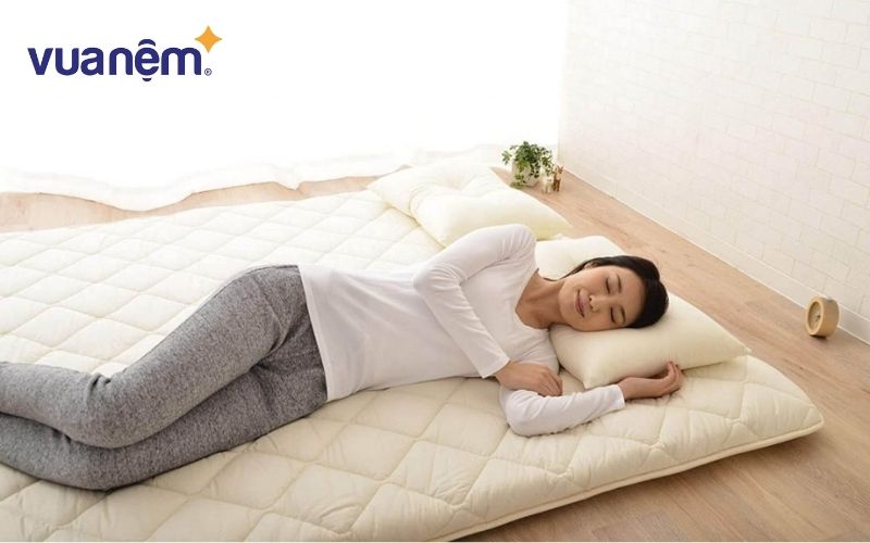 Nằm đệm dưới đất có tốt không sẽ phụ thuộc vào từng đối tượng