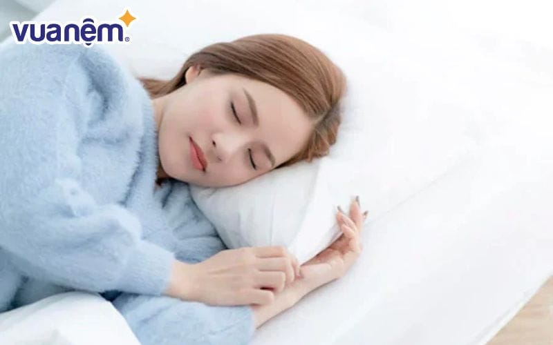 Ngủ nướng là hành động được nhiều người thường xuyên làm vào những ngày nghỉ