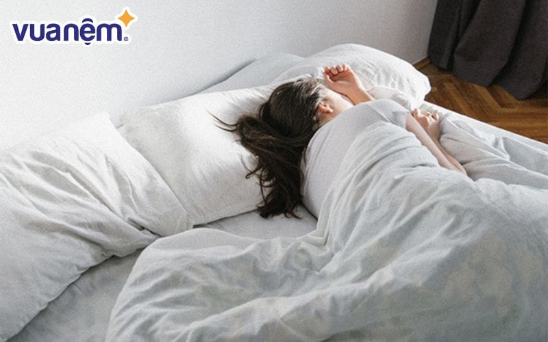 Tình trạng chán ăn hay đau dạ dày có thể xuất hiện khi bạn bỏ bữa sáng vì ngủ quá giờ