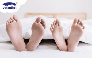 rửa chân trước khi ngủ