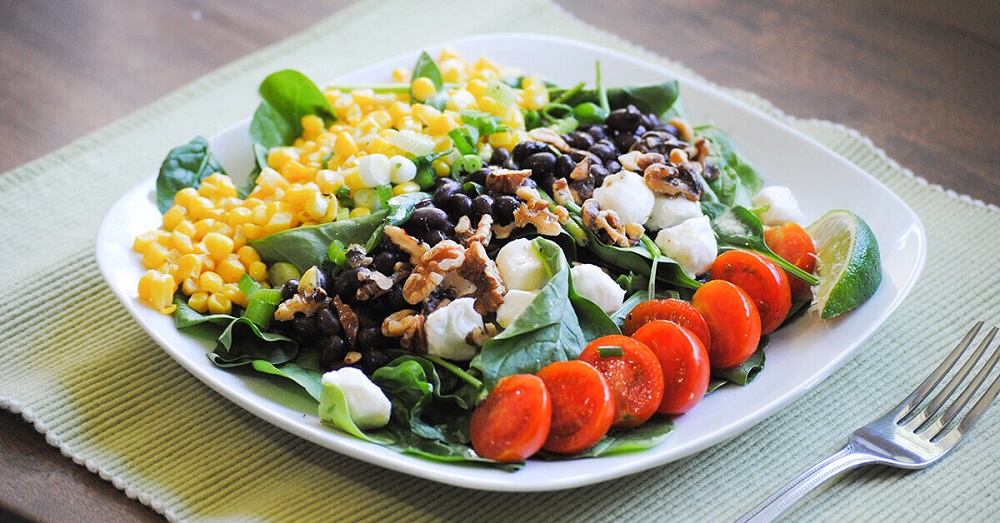 Salad làm từ rau bina