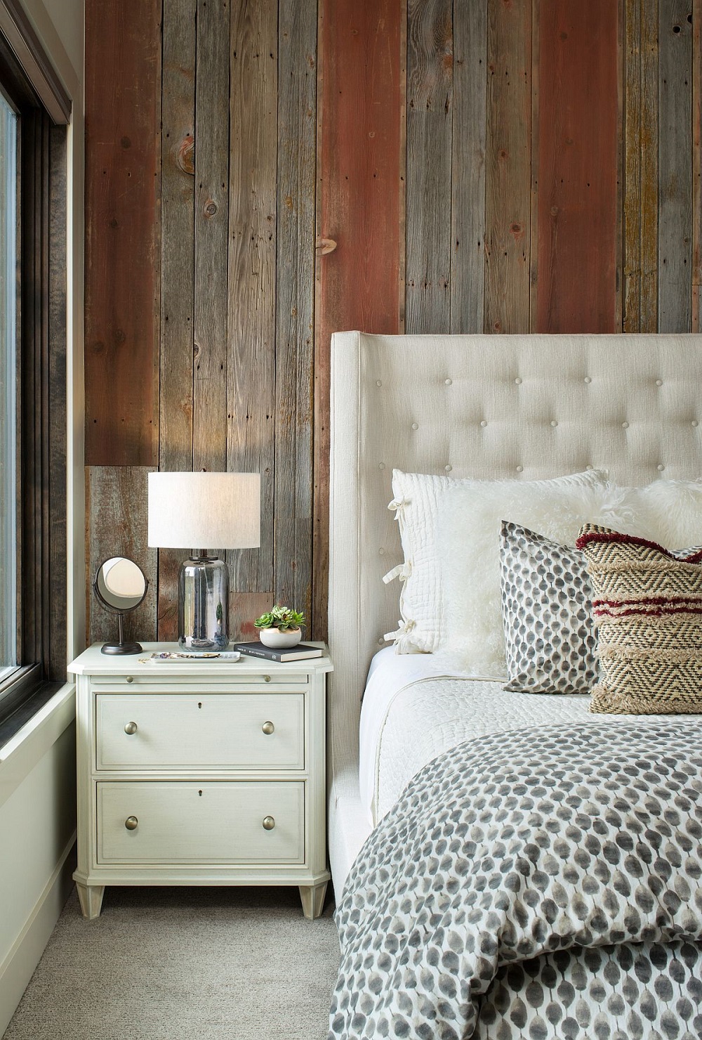 Bức tường bằng gỗ tạo nên sự giản dị, mộc mạc cho không gian phòng ngủ