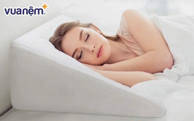 Gối nêm là một loại gối hình tam giác thường được làm bằng chất liệu foam