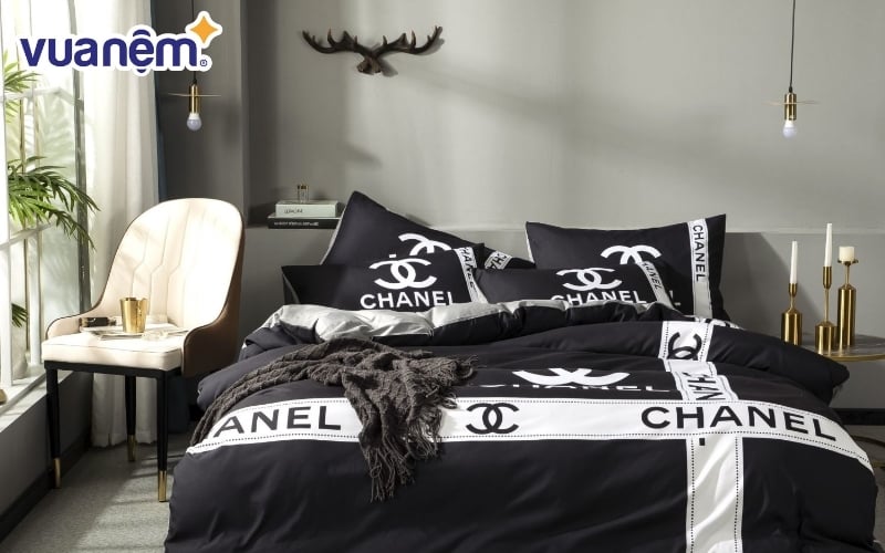 Chăn ga gối đệm màu đen Chanel làm từ nhung nỉ