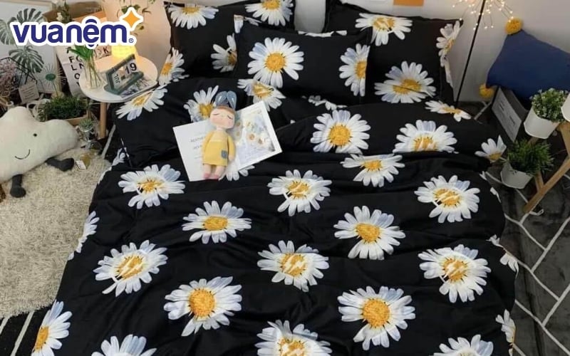 Bộ chăn ga gối đệm màu đen họa tiết hoa cúc