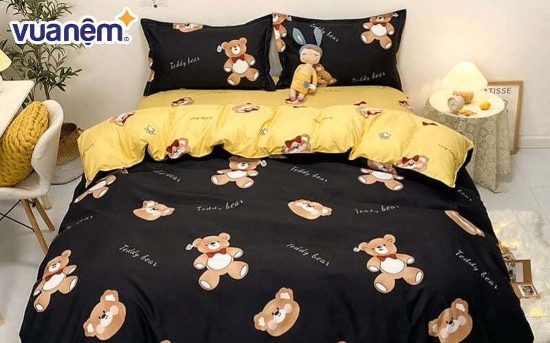Bộ chăn ga gối đệm màu đen họa tiết gấu bông
