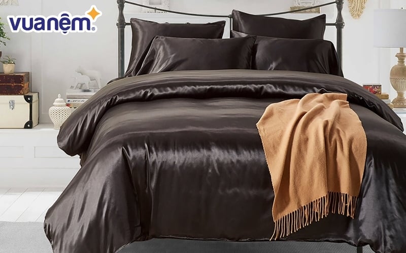 Bộ chăn ga gối đệm màu đen phi lụa mang lại sự mát mẻ