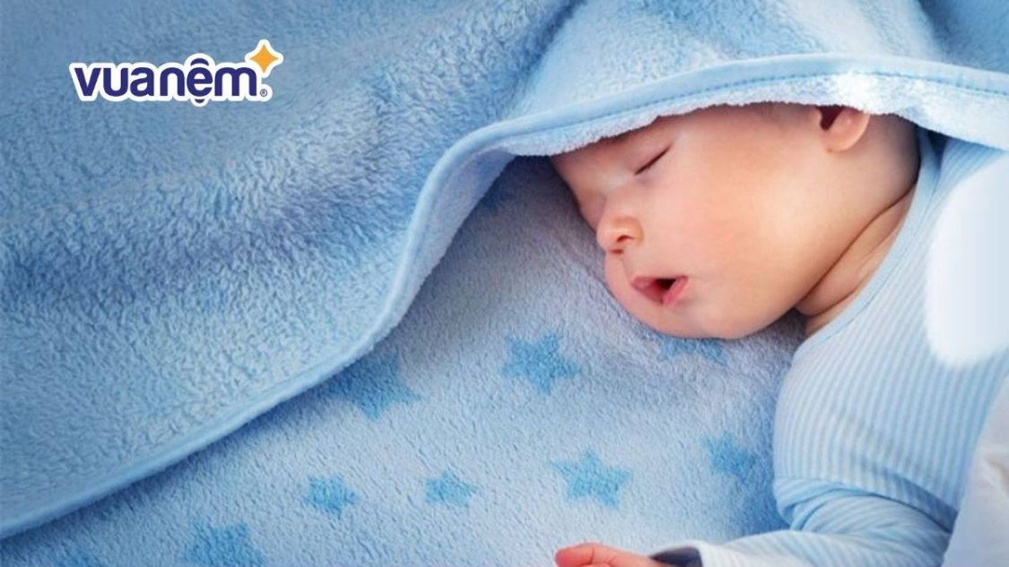 Cách gấp khăn làm gối cho trẻ sơ sinh