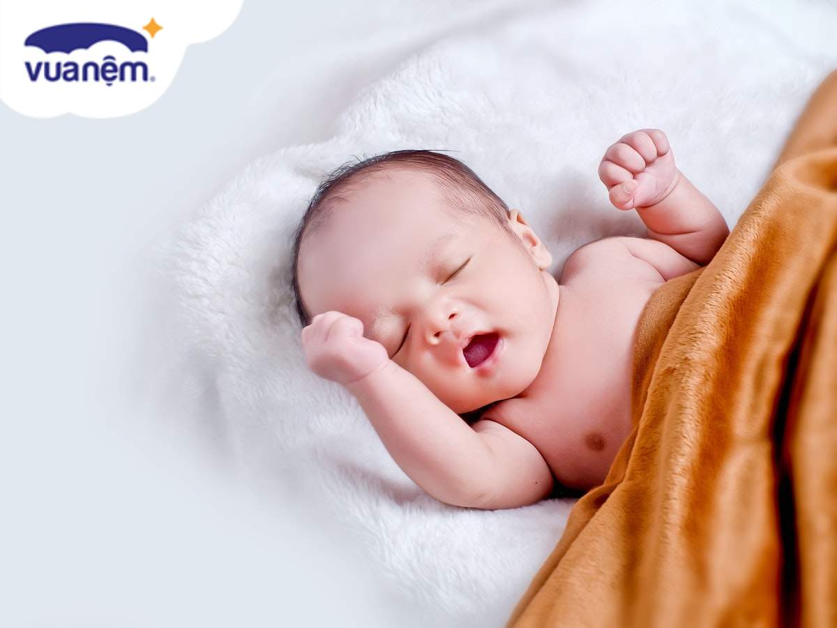 cách quấn khăn đầu cho bé