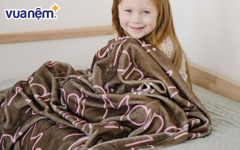 Chăn đồng nhất màu với các phụ kiện trong phòng hiện là phong cách được ưa chuộng