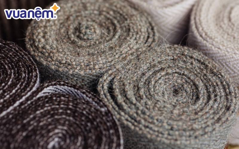 Chăn từ sợi tổng hợp có giá thành rẻ nên rất được ưa chuộng hiện nay