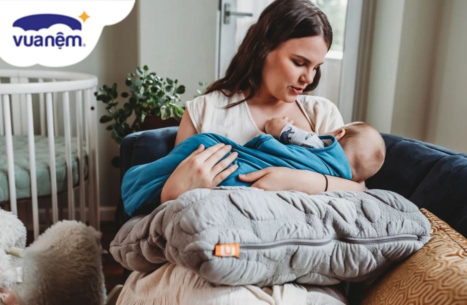 có nên sử dụng gối cho bé bú