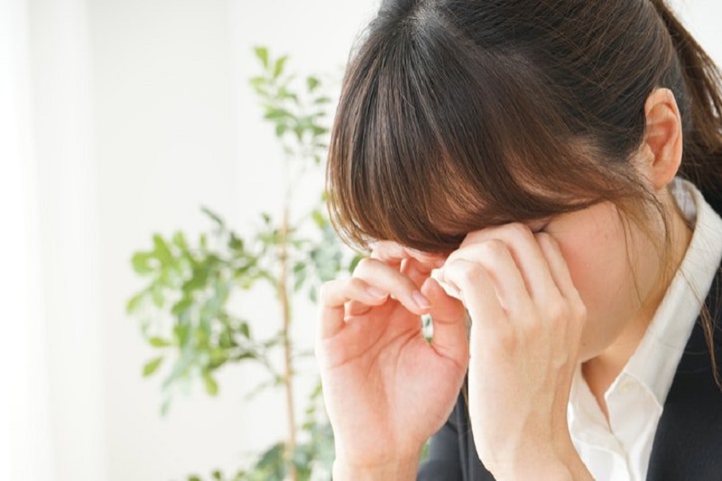 Sử dụng nước mắt nhân tạo hỗ trợ khi mắt quá khô