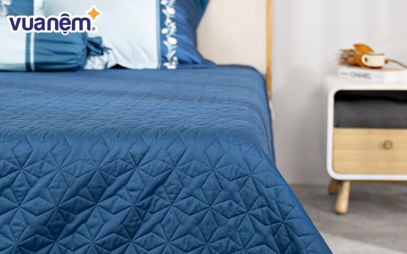 Satin mang lại cho nó kết cấu mịn và bóng mượt đặc trưng của riêng nó.