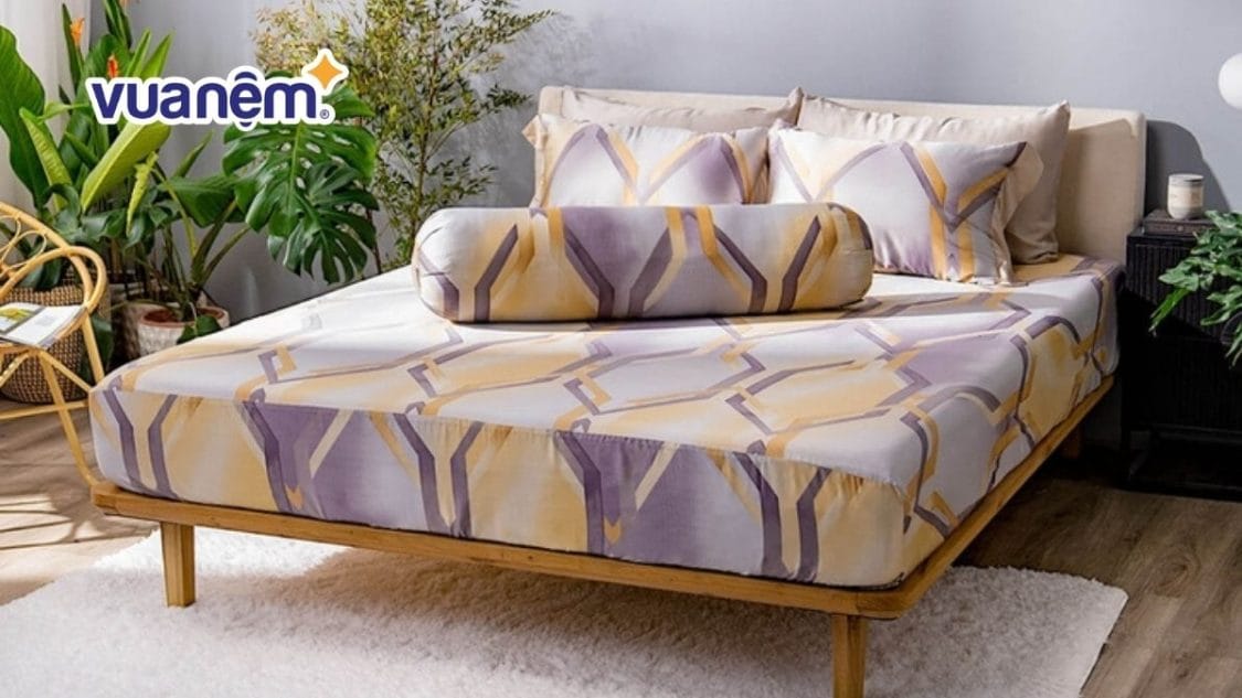 Với sự phát triển không ngừng của các hoạt động thư giãn, giải trí trong và ngoài nước, kinh doanh bất cứ ngành hàng nào cũng đều phải đối mặt với sức cạnh tranh vô cùng lớn. Do vậy, ngoài việc tập trung vào chất lượng sản phẩm, dịch vụ, chúng ta còn phải chú trọng và cải tiến hiệu quả của cả khâu chăm sóc khách hàng. Trong ngành kinh doanh spa cũng vậy, những trải nghiệm trực tiếp ở salon sẽ phần nào ảnh hưởng đến điểm chạm của khách hàng. Do đó, người chủ cần có sự đầu tư, chăm chút kỹ lưỡng không chỉ ở yếu tố tay nghề nhân viên mà còn cả chất lượng cơ sở vật chất. Cụ thể, trong bài viết sau đây, Vua Nệm sẽ giới thiệu đến bạn đọc những mẫu ga giường spa salon sang trọng, ấn tượng nhất 2026. Từ đó, các chủ kinh doanh có thể cân nhắc tham khảo cho cửa tiệm của mình. 1. Vai trò của ga giường spa Ga giường spa không chỉ đơn thuần là lớp phủ bảo vệ giường trị liệu mà còn đóng vai trò quan trọng trong việc nâng cao trải nghiệm của khách hàng. Một bộ ga giường sạch sẽ, phẳng phiu và có chất liệu mềm mại giúp tạo cảm giác thoải mái, thư giãn ngay từ khi khách nằm xuống, góp phần mang lại hiệu quả tốt hơn cho các liệu trình chăm sóc. Ga giường spa salon giúp ghi điểm trong mắt khách hàng về sự chuyên nghiệp Bên cạnh đó, ga giường spa còn thể hiện sự chuyên nghiệp và mức độ đầu tư của cơ sở spa trong việc chăm sóc khách hàng. Chất liệu phù hợp, dễ vệ sinh và an toàn cho da giúp đảm bảo tiêu chuẩn vệ sinh, hạn chế kích ứng, đồng thời bảo vệ bề mặt giường khỏi bụi bẩn, dầu massage hay mỹ phẩm. Nhờ vậy, ga giường spa trở thành yếu tố không thể thiếu trong việc xây dựng hình ảnh uy tín và chất lượng dịch vụ lâu dài. 2. 20+ mẫu ga giường spa salon sang trọng, ấn tượng nhất 2026 Bước sang năm 2026, xu hướng thiết kế ga giường spa salon ngày càng chú trọng đến tính thẩm mỹ, sự đồng bộ không gian và cảm giác thư giãn cho khách hàng. Không chỉ dừng lại ở công năng sử dụng, ga giường còn trở thành điểm nhấn giúp nâng tầm hình ảnh chuyên nghiệp, sang trọng cho spa salon. Dưới đây là những phong cách ga giường spa salon được ưa chuộng, phù hợp với nhiều mô hình và định hướng không gian khác nhau. 2.1. Ga giường spa salon phong cách hoàng gia Ga giường spa salon theo phong cách hoàng gia không còn là những thiết kế mới lạ mà đã được ưa chuộng từ rất lâu. Tuy nhiên, đến nay độ hot của những thiết kế này vẫn không hề giảm nhiệt. Sử dụng ga trải giường mang phong cách này sẽ giúp tôn lên không gian sang trọng, đẳng cấp cho spa salon của bạn. Một số mẫu ga giường bạn có thể tham khảo như: Bộ ga chun tencel cao cấp Goodnight Airsilk Bộ ga chun Lụa tencel cao cấp Amando Bliss Ga trải giường mang vẻ đẹp hoàng gia giúp khách hàng cảm nhận được sự đẳng cấp 2.2. Ga giường spa salon mang tone màu ngọt ngào Những tone màu ngọt ngào làm cho tâm trạng trở nên thư giãn và giải tỏa căng thẳng. Sử dụng những ga giường spa salon có thiết kế bằng tone màu này sẽ làm cho không gian của bạn trở nên ấn tượng hơn, nhất là đối với những vị khách hàng trẻ tuổi. Một số mẫu ga giường bạn có thể tham khảo như: Bộ chăn ga lụa tencel cao cấp Amando Lagom Bộ ga chun vỏ chăn Goodnight Bamboo Ga giường màu hồng chắc chắn sẽ làm lung lay trái tim của khách yêu thích sự ngọt ngào 2.3. Ga trải giường spa salon phong cách Hàn Quốc Nổi bật trong những thiết kế này là sự nhẹ nhàng, không quá cầu kỳ về hoạ tiết hay những tiểu tiết trên ga những vẫn giữ được nét tinh tế và hiện đại. Tone màu thường được sử dụng là những gam màu trầm, mang lại sự dịu dàng, sâu lắng, giúp cảm xúc của khách hàng trở nên dễ kiểm soát hơn. Một số mẫu ga giường bạn có thể tham khảo như: Ga chun tencel Amando Confident họa tiết Bộ ga chun sợi gỗ thiên nhiên tencel Amando Aleena 4 chi tiết Thiết kế sang trọng, lịch sự nâng tầm không gian 2.4. Ga trải giường có thiết kế đơn giản, hiện đại Ga giường spa salon theo phong cách đơn giản thường được chú trọng đến chất liệu hơn là kiểu dáng, màu sắc, họa tiết. Những mẫu ga này có sự đơn giản hoá nhưng vẫn truyền tải được nét thẩm mỹ hiện đại, tinh tế và tôn lên sự sang trọng cho cửa hàng của bạn. Một số mẫu ga giường bạn có thể tham khảo như: Bộ ga chun AMD Dream họa tiết Bộ ga chun micro satin Amando Cozy 3 chi tiết Nét hiện đại được thể hiện trong những tone màu dịu 2.5. Ga giường spa salon phong cách Trung Hoa Trung Hoa vốn được mệnh danh là công xưởng của thế giới vì vậy mà nguồn hàng hoá ở đây vô cùng dồi dào và do vậy sự đa dạng của những mẫu ga trải giường độc đáo với thiết kế phong phú là chắc chắn. Những mẫu mã sáng tạo trong ngành công nghiệp làm đẹp spa này đã được đất nước Trung Hoa tung ra thị trường và gây được ấn tượng bởi màu sắc đặc trưng và những họa tiết không thể bị nhầm lẫn với bất cứ đâu. Một số mẫu ga giường bạn có thể tham khảo như: Ga chun AMD Develop Sateen Bộ ga chun Lụa tencel cao cấp Amando Bliss 4 chi tiết mã TC007 Họa tiết in màu tươi sáng trẻ trung 2.6. Những thiết kế ga giường spa salon độc đáo khác Những thiết kế ga giường spa salon độc đáo khác mà bạn có thể tham khảo thêm: Ga trải giường spa salon cho người thích màu xanh thiên nhiên Ga trải giường spa, salon cho người thích màu xanh ngọc Ga trải giường spa, salon cho người thích màu vàng Ga giường spa salon cho người thích màu nâu 3. Cách lựa chọn ga giường spa salon đạt tiêu chuẩn Ga trải giường là một trong những vật dụng thiết yếu góp phần nâng cao giá trị trải nghiệm cho khách hàng trong các liệu trình chăm sóc tại spa, salon như facial, body, foot massage, gội đầu… Vì vậy chúng ta cần chú ý đến từng chi tiết dù là rất nhỏ khi chọn mua sản phẩm. Những lưu ý cần thiết giúp bạn sở hữu một bộ ga trải giường spa salon sang trọng: Chất liệu: Chất liệu ga giường spa salon là yếu tố đầu tiên bạn cần quan tâm đến. Một sản phẩm chuẩn “xịn” được làm từ chất liệu cao cấp với mẫu mã sang trọng sẽ giúp nâng cao trải nghiệm cho khách hàng. Loại ga trải giường chất lượng phải đủ dày, có khả năng thấm hút tốt và độ thông thoáng cao, tạo cảm giác thoải mái tối đa khi nằm. Thông thường, chất liệu được đáng giá tốt sẽ được làm từ 100% cotton do đặc tính mềm, mịn, thấm hút mồ hôi tốt và có độ bền cực cao. Ngoài ra, bạn cũng có thể cân nhắc lựa chọn những chất liệu ở phân khúc giá rẻ hơn như thun và vải Polyester với ưu điểm là ít bị nhăn và mau khô. Kiểu dáng sản phẩm: Hai cách may ga giường spa salon phổ biến nhất hiện nay là kiểu ôm đệm có lỗ và không lỗ úp mặt. Tuỳ vào hình dáng giường ngủ, bạn có thể chọn được loại ga trải giường phù hợp với cửa hàng của mình. Độ bền và chắc chắn: Vì đặc thù của ngành khách thường xuyên ra vào tiệm nên mức độ sử dụng nệm và ga giường spa salon cũng từ đó mà cao lên. Do vậy để tránh mất nhiều chi phí cho việc thường xuyên thay mới, bạn nên đầu tư mạnh tay hơn cho những sản phẩm chất lượng với tuổi thọ cao. Chọn mẫu ga giường spa salon có màu sắc và hoạ tiết sao cho phù hợp Bên cạnh đó, ga giường spa salon cũng cần có độ co rút thấp, không bị rụng lông, bung xù như vậy mới đảm bảo được giá trị thẩm mỹ cũng như cho toàn bộ cửa hàng. Kích thước ga giường: Việc đầu tiên bạn cần làm là đáng giá độ dài-rộng của không gian spa salon từ đó tìm mua/đặt giường có kích thước phù hợp để cân đối bố cục trong cách bài trí tiệm. Có được kích thước giường, bạn sẽ dễ dàng lựa chọn được kích thước ga chuẩn. Tham khảo một số kích thước ga trải giường phổ biến hiện nay: dài 190cm x rộng 80cm x cao 70cm (ga trải phủ đến chân giường) hoặc dài 190cm x rộng 80cm x cao 10cm (ga bọc nệm giường) Màu sắc, họa tiết ga trải giường: Tuỳ theo phong cách thiết kế tiệm mà bạn có thể chọn mẫu ga giường spa salon có màu sắc và hoạ tiết sao cho phù hợp. Để làm tốt công việc này bạn có thể tham khảo ý tưởng của các chuyên gia hoặc học theo phong cách của những spa salon lớn, chuyên nghiệp. Một điều cần lưu ý đó là ga trải giường cần được cập nhật theo xu hướng thị trường để tránh bị lạc hậu gây mất hình ảnh trong lòng khách hàng. Bên cạnh đó, khi lựa chọn thiết kế, bạn nên xem xét tâm lý, sở thích của khách hàng mục tiêu để chọn được mẫu mã phù hợp nhất. Màu sắc, họa tiết được sử dụng trên ga trải giường thường có tone màu nhẹ nhàng, đơn giản dễ nhìn tạo cảm giác thoải mái thư giãn cho khách hàng trong quá trình trải nghiệm các dịch vụ tại cửa hàng. 4. Địa chỉ mua ga giường spa salon uy tín, chất lượng Để đảm bảo chất lượng sử dụng lâu dài cũng như đáp ứng các tiêu chuẩn vệ sinh trong môi trường spa salon, việc lựa chọn địa chỉ mua ga giường uy tín là yếu tố rất quan trọng. Những đơn vị cung cấp đáng tin cậy thường có nguồn gốc sản phẩm rõ ràng, chất liệu được kiểm định kỹ lưỡng và chính sách đổi trả minh bạch, giúp người mua yên tâm trong quá trình sử dụng. Ngoài ra, các địa chỉ uy tín còn cung cấp đa dạng mẫu mã, kích thước và phong cách, dễ dàng đáp ứng nhiều mô hình spa salon khác nhau. Bên cạnh các đơn vị chuyên cung cấp đồ dùng spa, nếu bạn muốn tìm hiểu thêm về các dòng ga giường sử dụng cho phòng ngủ gia đình với chất lượng cao, thiết kế đẹp và cảm giác nằm êm ái, bạn có thể tham khảo tại Vua Nệm. Tại đây, các sản phẩm ga giường được lựa chọn kỹ về chất liệu, độ bền và tính thẩm mỹ, phù hợp cho cả nhu cầu sử dụng cá nhân lẫn tham khảo tiêu chuẩn chất lượng khi lựa chọn ga giường cho spa salon. Bên cạnh sự đa dạng về sản phẩm, Vua Nệm còn thường xuyên triển khai nhiều chương trình khuyến mãi hấp dẫn như giảm giá theo mùa, ưu đãi khi mua trọn bộ chăn ga gối nệm, quà tặng kèm hoặc hỗ trợ trả góp, giúp người mua dễ dàng tiếp cận sản phẩm chất lượng với mức chi phí hợp lý hơn. Hy vọng với những thông tin được chia sẻ trên sẽ mang lại nhiều kiến thức hữu ích cho bạn trong quá trình chọn mua và sử dụng các mẫu ga giường spa salon của mình. Hãy đến những địa chỉ phân phối uy tín để lựa chọn được sản phẩm chất lượng nhất nhé.