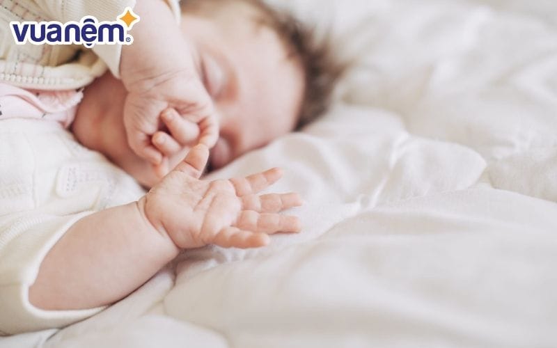 Gấp khăn kê đầu cho bé không nên quá cao, chỉ khoảng 2cm