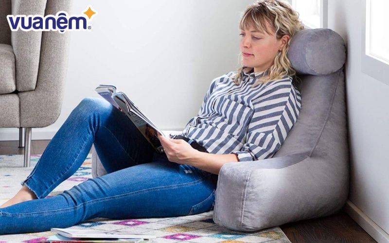 Gối đọc sách là loại gối giúp giảm đau mỏi khi ngồi lâu